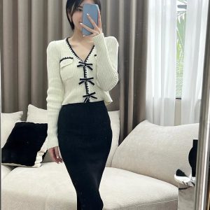 Chic V-Neck Y2K Knitted Pullover Blouse - Casual Long Sleeve Office Style for Fall 2024